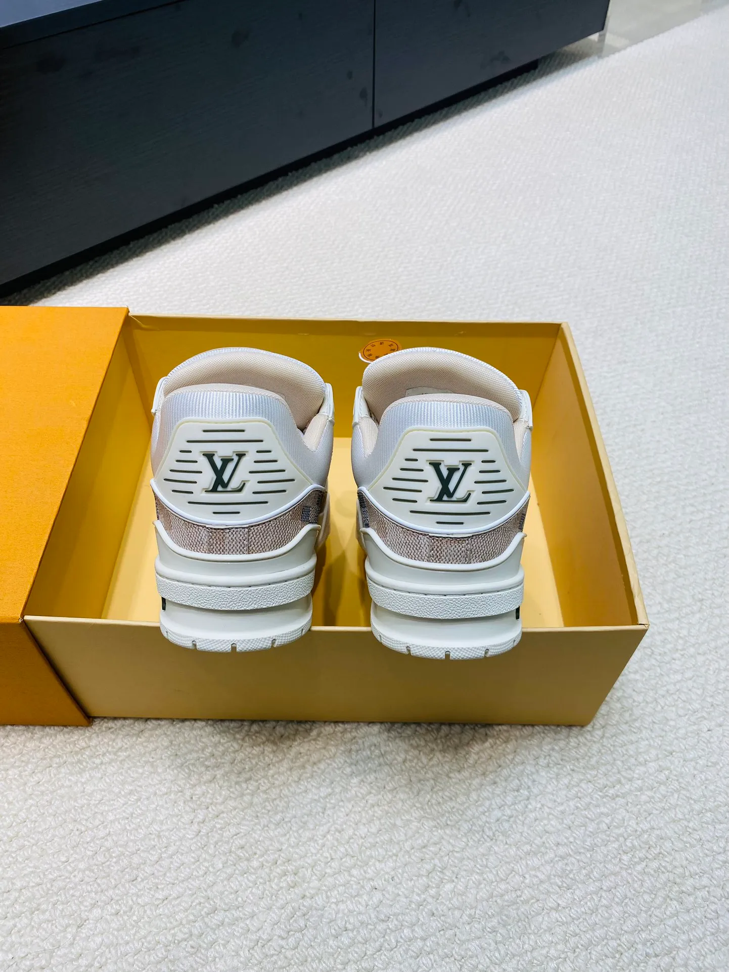 👟👟Ex-factory price 800👟👟 💰💰💰 Hot style 🆕🆕🆕𝙇𝙑 LV Louis Vuitton L House Donkey Brand Trainer Series Couple Style Casual Sports Shoes Skateboard Shoes Original Purchase Development Production Production This pair of LV Trainer sneakers are made of a blend of technical materials with waterproof properties. The meticulously crafted upper is notable for its many signature details, including Louis Vuitton and #54 in script, referencing the year 1854. Exquisite packaging at the delivery counter🛍📦 ▪️Fabrics: Original customized imported cowhide ▪️Inner lining: Original customized breathable mesh ▪️Outsole: Original open-molded non-slip TPU combination outsole ▪️Sole thickness: 3 cm ▪️Size: Women's 35-41 / Men's 38-46